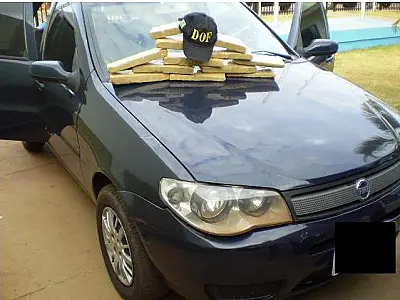 Motorista é preso com 10 kg de maconha no banco do carro