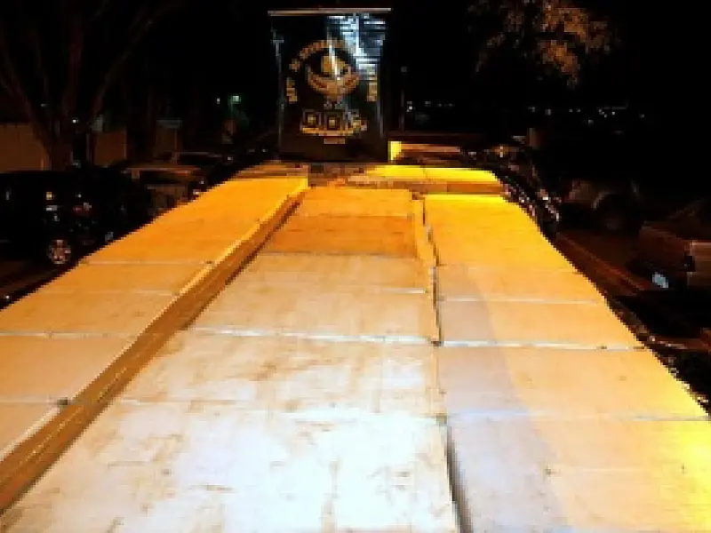 Caminhão é encontrado com toneladas de maconha na MS 156