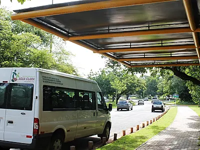 Flagrante: Van a serviço da prefeitura de Água Clara desrespeita leis de trânsito