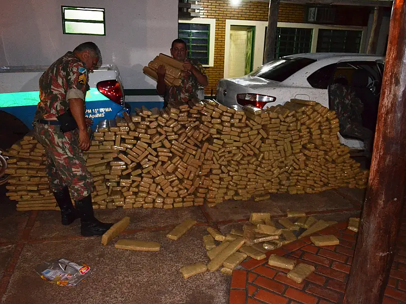PMA apreende maconha em veículo que tentou atropelar policial