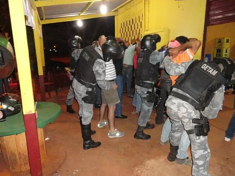 Homem invade festa e atira contra convidados