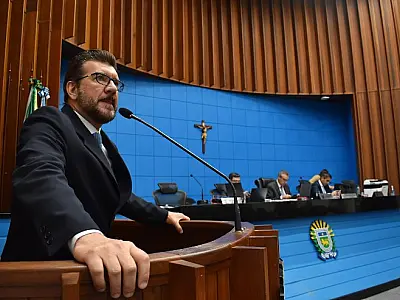 Deputados chamam manifestações de antidemocráticas e debatem multa a partidos
