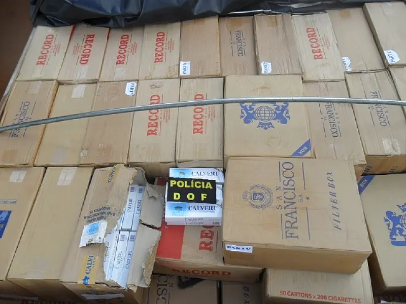 Carreta é apreendida transportando 8.250 pacotes de cigarros