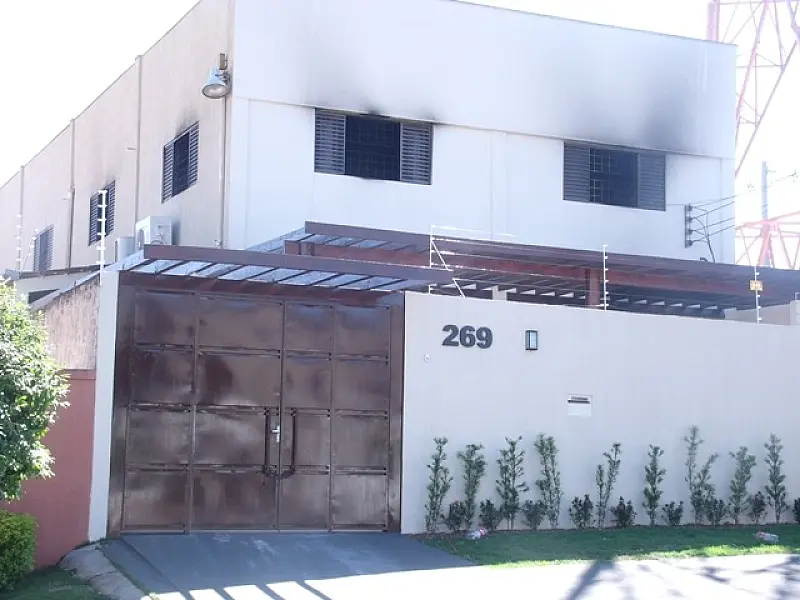 Polícia investiga se incêndio que destruiu casa de poquêr em Campo Grande foi criminoso