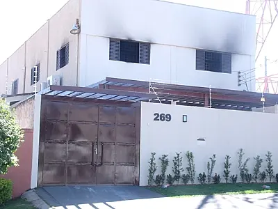Polícia investiga se incêndio que destruiu casa de poquêr em Campo Grande foi criminoso