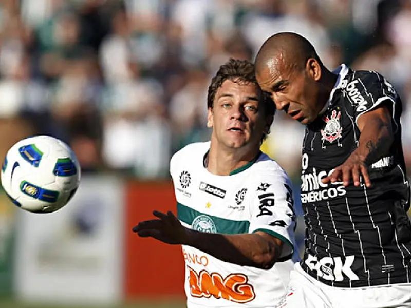 Corinthians perde do Coritiba, mas segue na liderança