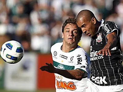 Corinthians perde do Coritiba, mas segue na liderança
