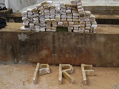 PRF apreende 105 kg de maconha em Itaquiraí