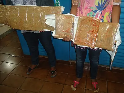PMR flagra duas mulheres com pasta base de cocaína