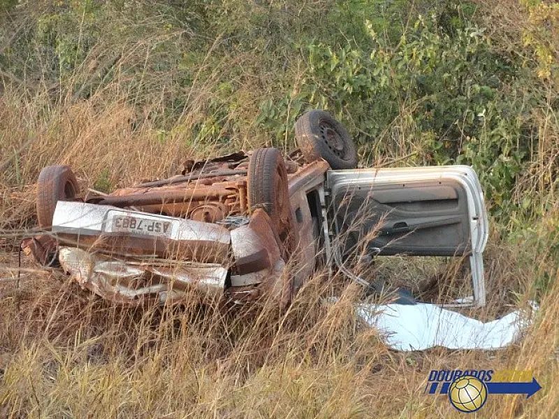 Capotamento da BR-463 deixa uma pessoa ferida e outra morta