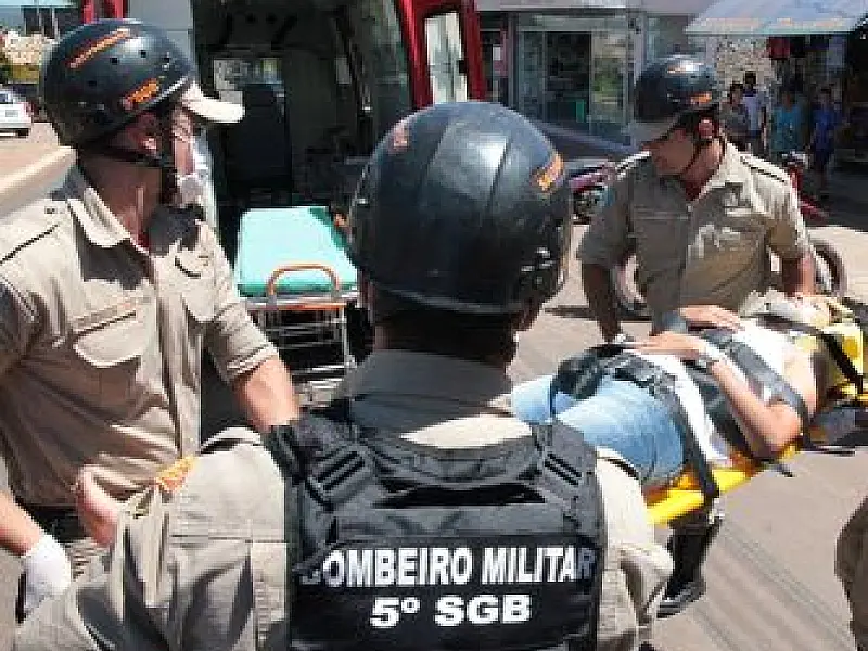 Motorista abre porta e atinge motociclista