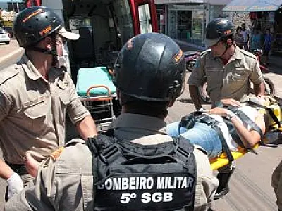Motorista abre porta e atinge motociclista