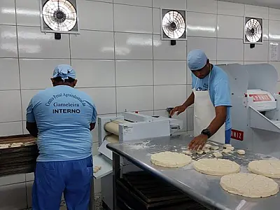 Pães confeccionados no Centro Penal beneficiam pacientes em tratamento contra o câncer no HU