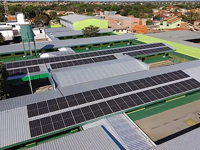 Placas solares e produção de energia limpa
