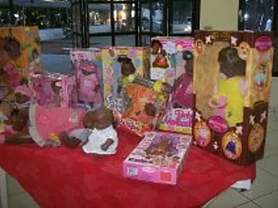 Bonecas são usadas para discutir preconceito