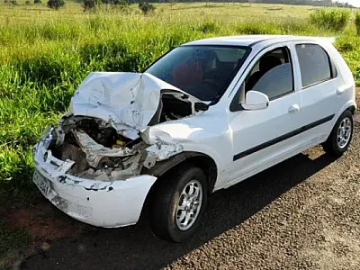 Motorista colide em traseira de caminhão na rodovia MS-276
