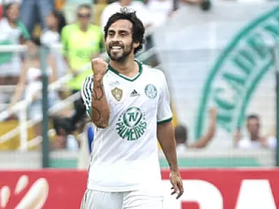 Chile confirma Valdivia na Copa e palmeirense embarca para Santiago