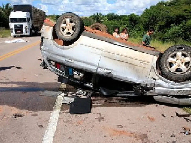 Homem morre e mulher fica ferida em acidente na BR-359