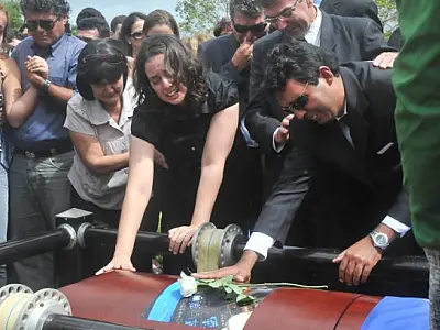Corpo de copiloto de bimotor é enterrado no Recife