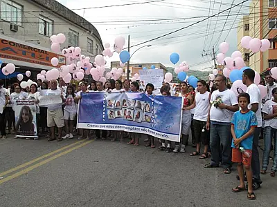 Dor e emoção marcam homenagem às vítimas da tragédia de Realengo