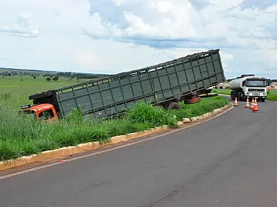 Após falha mecânica, condutor sai da pista com caminhão na MS-134
