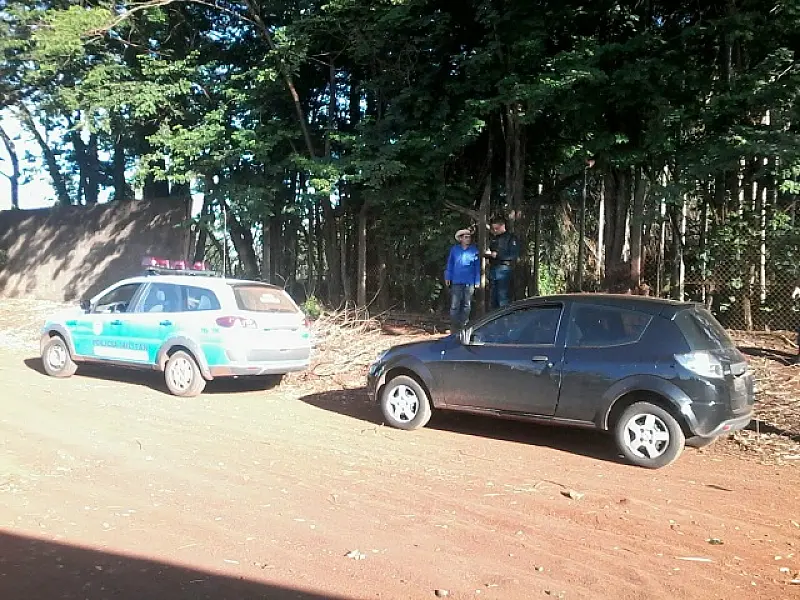 Grupo invade residência em Dourados, faz jovens reféns e leva três veículos
