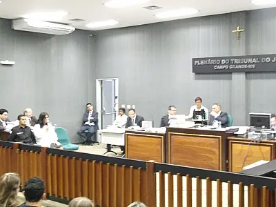 Familiares da vítima acompanham julgamento de mulher que mandou matar marido