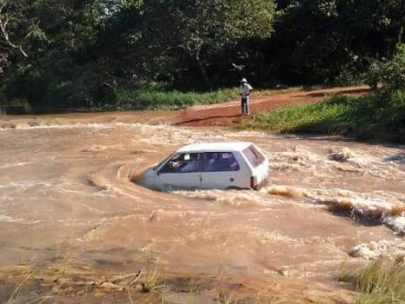 Carro é arrastado por correnteza ao tentar atravessar córrego em Coxim