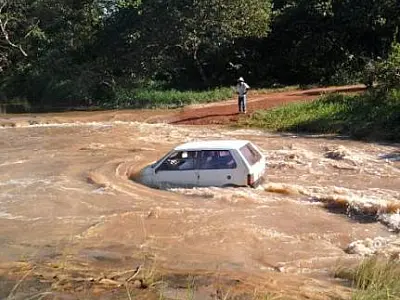 Carro é arrastado por correnteza ao tentar atravessar córrego em Coxim