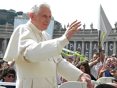 Papa Bento XVI diz que está rezando por Lula