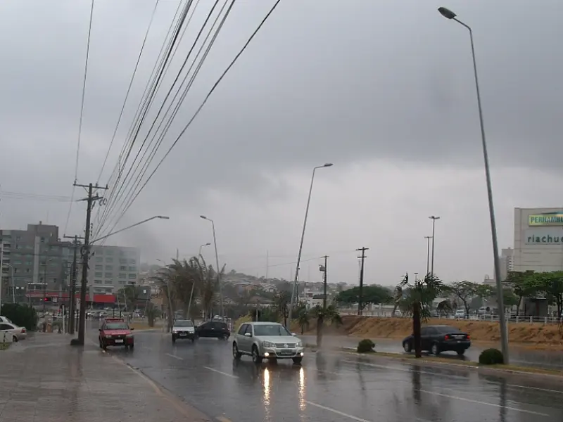 Chove durante todo o dia e a noite na Capital