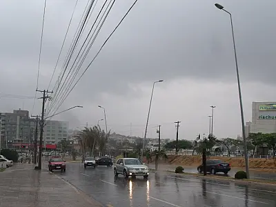 Chove durante todo o dia e a noite na Capital