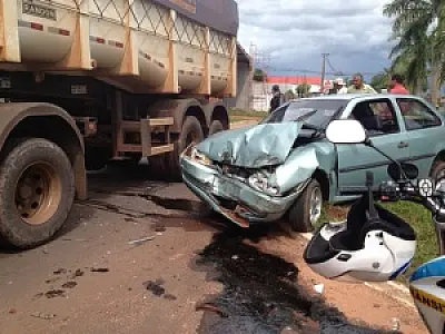 Condutor perde o controle e colide com carreta em Nova Andradina
