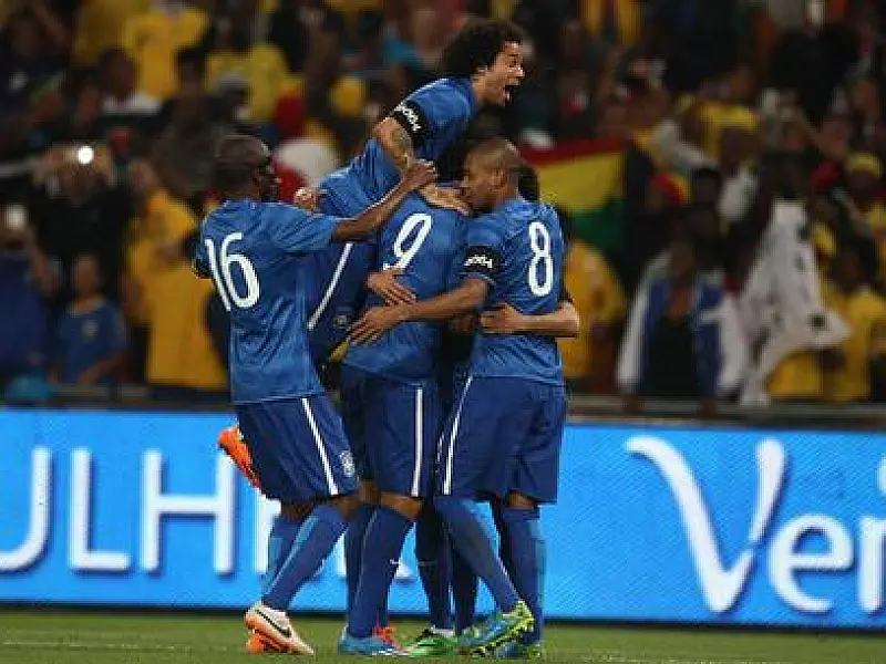 Com gols de Oscar, Neymar e Fernandinho, Brasil goleia África do Sul