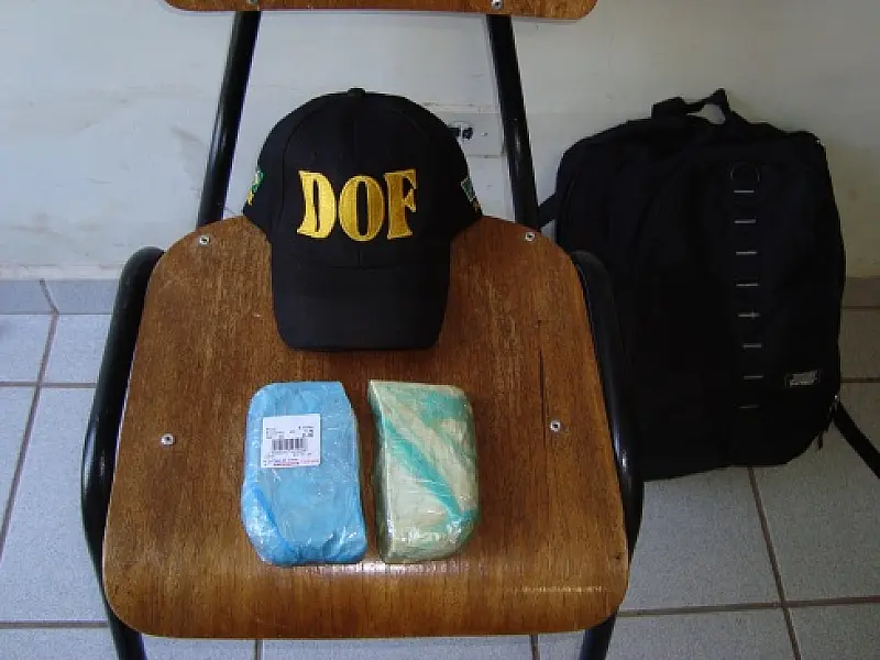 Adolescente é apreendido transportando droga no tênis