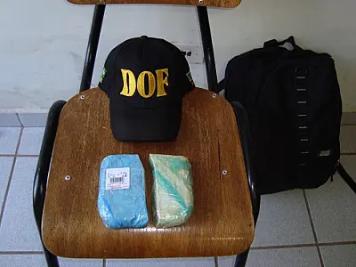 Adolescente é apreendido transportando droga no tênis