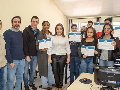 MORADORES DO ESTRELA DALVA RECEBEM CERTIFICADOS DE CURSO BÁSICO DE INFORMÁTICA OFERECIDO PELO TECH A