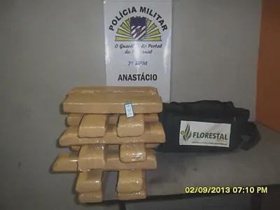 PM de Anastácio encontra tabletes de maconha abandonados em terreno baldio