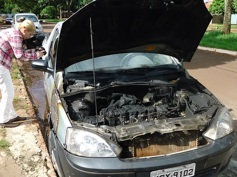 Carro é incendiado em Dourados; onda de ataques mobiliza polícia de MS