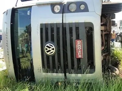 Carreta tomba na BR-267 e carga de refrigerantes é saqueada