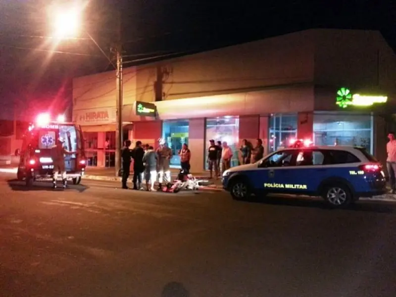 Colisão entre carro e moto deixa idoso de 62 anos ferido em