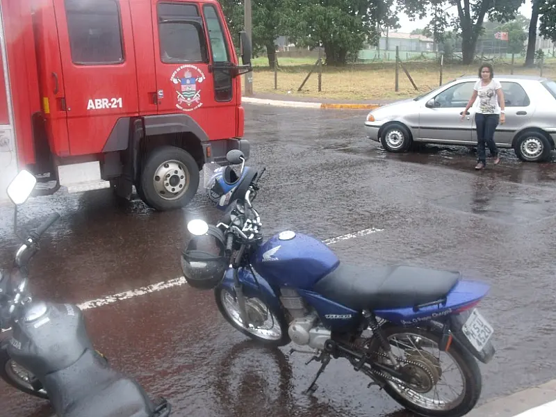 Chuva e falta de atenção causa acidente entre carro e moto