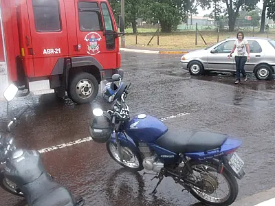 Chuva e falta de atenção causa acidente entre carro e moto