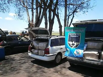 Polícia Militar Rodoviária intercepta três carros envolvidos com contrabando