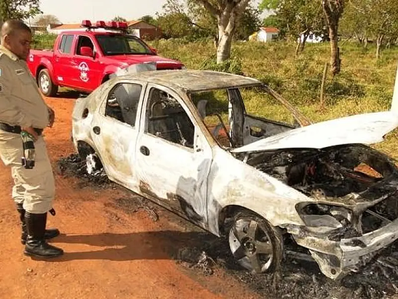 Homem é sequestrado e tem carro incendiado