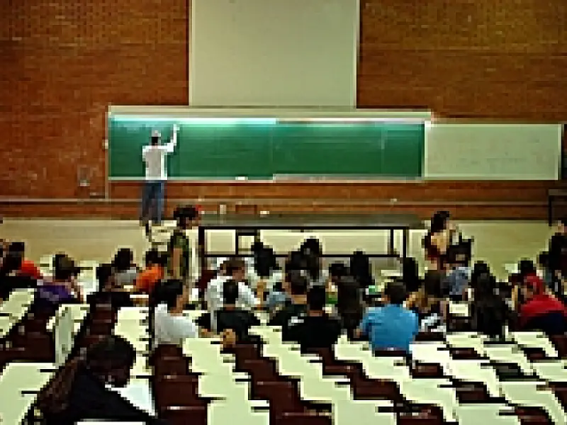 Projeto que limita número de alunos em sala de aula é tema de debate