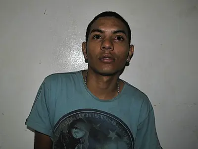 Polícia flagra trio tentando passar celular na Phac
