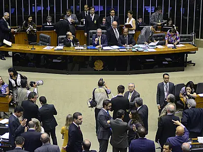 Câmara aprova aposentadoria compulsória aos 75 anos para servidor público