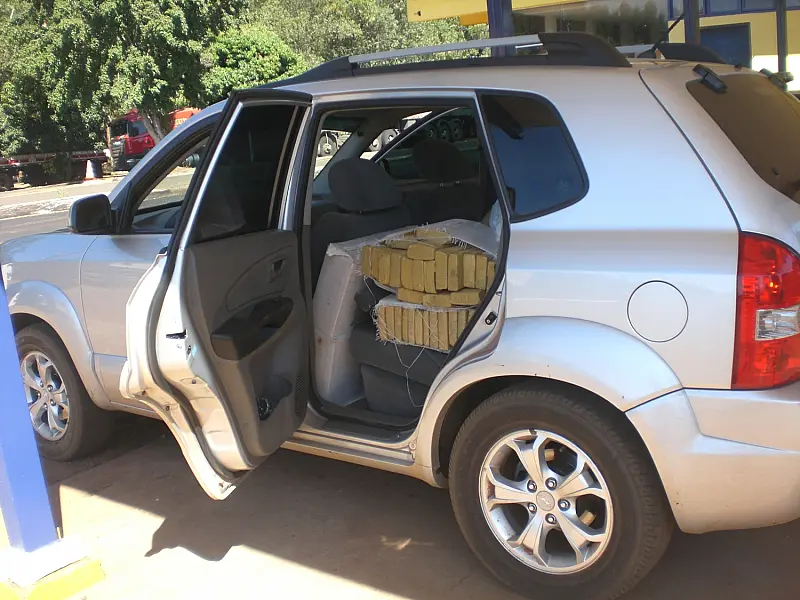 Veículo abandonado e com registro de roubo é encontrado com 300kg de maconha