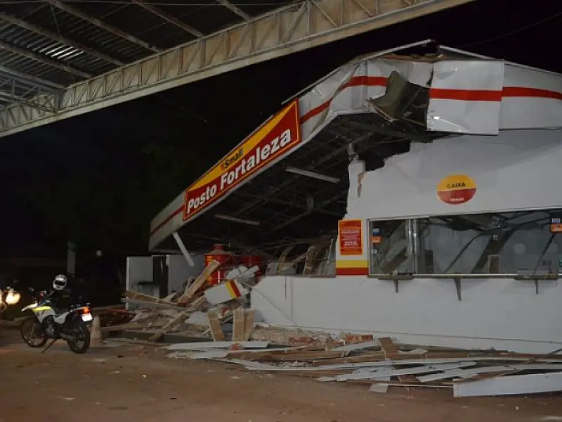 Carreta desgovernada invade posto de combustíveis e destrói cabine do caixa